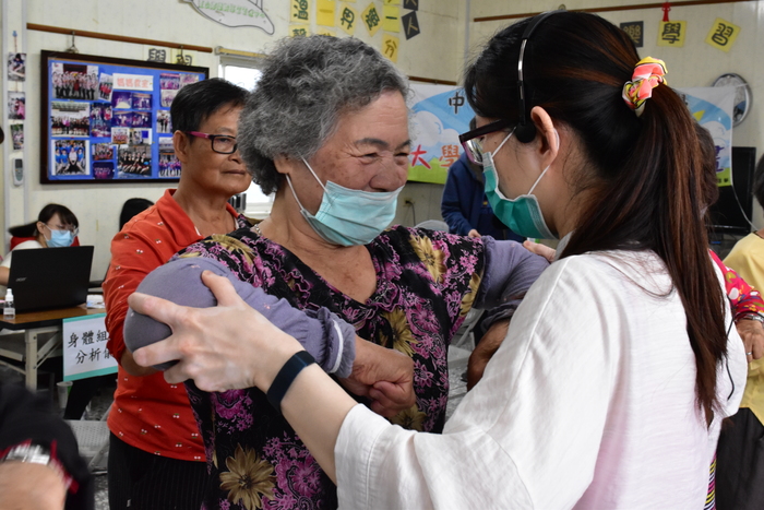 1091114-中華醫大IUSR「善循環」再度推進東山區大客里及東山里圖片